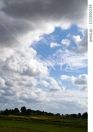 10月田園風景と広がる雲と気持ち良い青い空 131800334