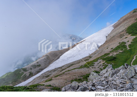 北アルプスの雪渓01 131801512