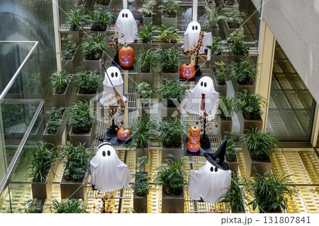 商業施設のハロウィン装飾と可愛いお化けたちの展示 131807841