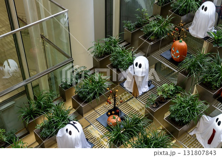 商業施設のハロウィン装飾と可愛いお化けたちの展示 131807843