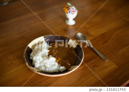 民藝風の器に盛り付けたカレーライス 131811743