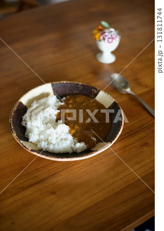 民藝風の器に盛り付けたカレーライス 131811744