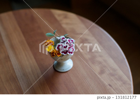 小さな陶器の器に生けた花 小さな陶器の器に生けた花 131812177