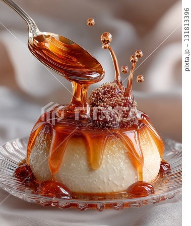 キャラメルソースがとろけるプリンのアップ｜甘く濃厚なデザートの贅沢イメージ 131813396