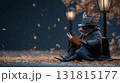 雨の秋の夜、街灯の下で本を読む優しいコウモリ 131815177