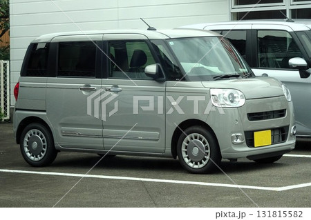 駐車場に並ぶ乗用車(ダイハツ・ムーヴキャンバス 2代目) 駐車場に並ぶ乗用車(ダイハツ・ムーヴキャンバス 2代目) 131815582
