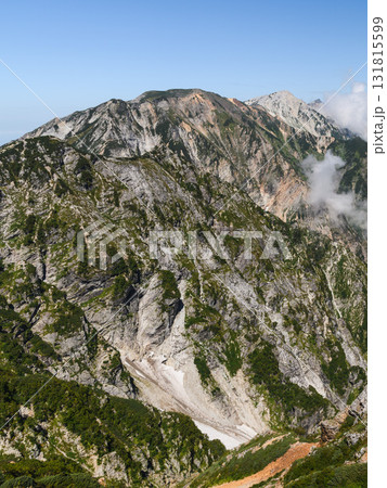 夏の北アルプス・唐松岳から見る白馬三山の山並み 131815599