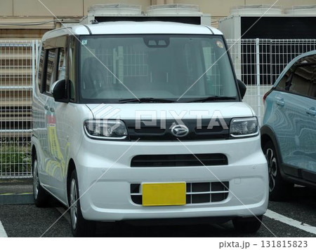 駐車場に並ぶ乗用車(ダイハツ・タント 4代目) 駐車場に並ぶ乗用車(ダイハツ・タント 4代目) 131815823