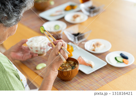 朝食を食べるシニアの夫婦　 131816421