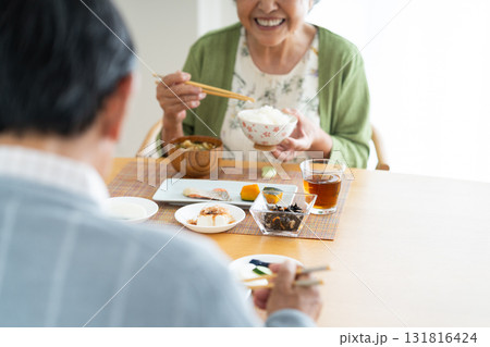朝食を食べるシニアの夫婦　 131816424