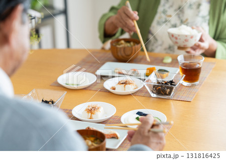 朝食を食べるシニアの夫婦 朝食を食べるシニアの夫婦 131816425