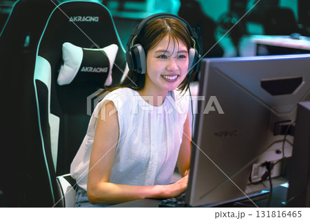 eスポーツイ  オンラインゲームをする女性 131816465