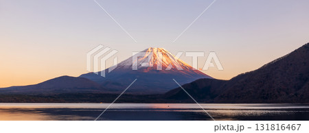 「山梨県」本栖湖越しに夕日に染まった富士山を見る 131816467
