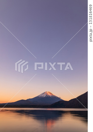 「山梨県」本栖湖越しに夕日に染まった富士山を見る 「山梨県」本栖湖越しに夕日に染まった富士山を見る 131816469