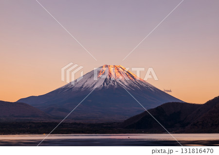 「山梨県」本栖湖越しに夕日に染まった富士山を見る 131816470