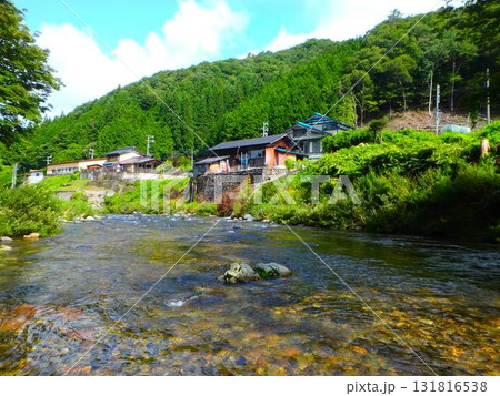 庄川のほとりに暮らす — 清流と集落の春景 庄川のほとりに暮らす — 清流と集落の春景 131816538