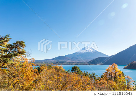 「山梨県」秋の本栖湖と富士山の風景 131816542