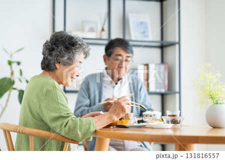 家で朝食を食べるシニアの夫婦 131816557