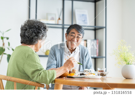家で朝食を食べるシニアの夫婦 131816558