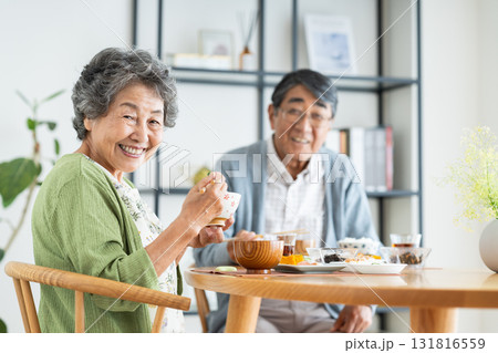家で朝食を食べるシニアの夫婦 131816559