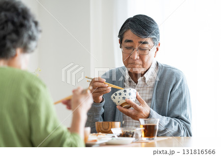 家で朝食を食べるシニアの夫婦 家で朝食を食べるシニアの夫婦 131816566