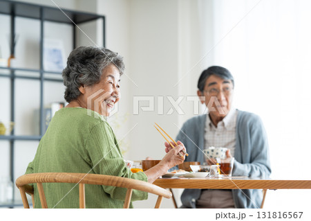 家で朝食を食べるシニアの夫婦 家で朝食を食べるシニアの夫婦 131816567