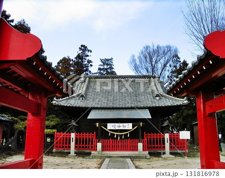 岩松八幡宮(2012.3.26) 朱塗りの鳥居をくぐりますので姿勢を正して歩みましょう 131816978