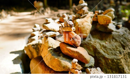 超絶バランスで石が積まれている 宮崎県の天安河原 超絶バランスで石が積まれている 宮崎県の天安河原 131817131