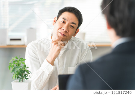 相談窓口で商談中に検討,悩む,考える中年のアジア人男性顧客 131817240