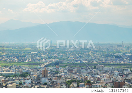 水道山展望台から望む岐阜市街と靄のかかる遠方の山々 131817543