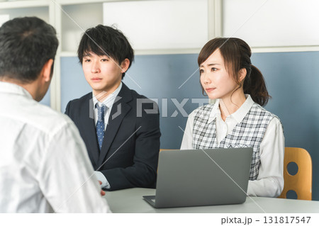 会社でミーティング・グループワーク・会議する男女のスタッフ 会社でミーティング・グループワーク・会議する男女のスタッフ 131817547