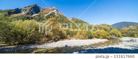 「長野県」梓川の清流と明神岳の風景　上高地 131817660