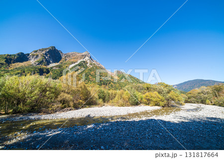 「長野県」梓川の清流と明神岳の風景 上高地 「長野県」梓川の清流と明神岳の風景 上高地 131817664