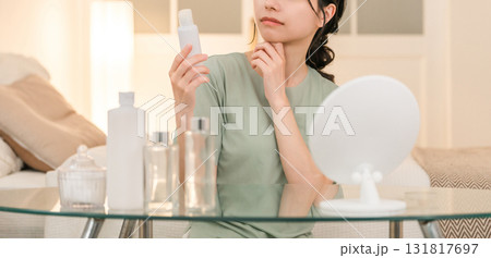 夜のおやすみ前にスキンケア,ナイトケアをする若いアジア人女性 131817697