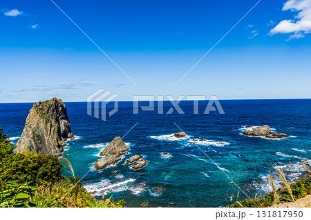 北海道、島武意海岸から積丹ブルーの海を臨む。秋10月 131817950