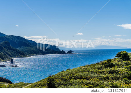 北海道、神威岬から積丹ブルーの海と水平線を臨む。秋10月 北海道、神威岬から積丹ブルーの海と水平線を臨む。秋10月 131817954