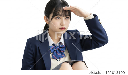 手のひらを眉に乗せて遠くを覗き込む仕草の女子高生 131818190