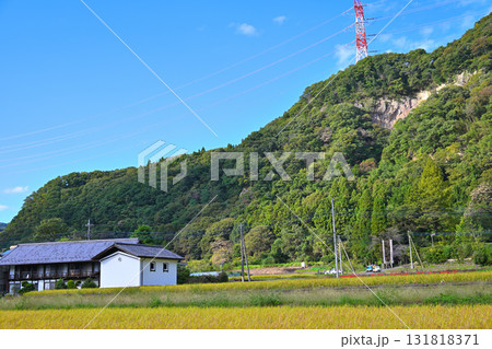 農家と土蔵　米の収穫時期　河岸段丘　秋の風景　　　　 131818371