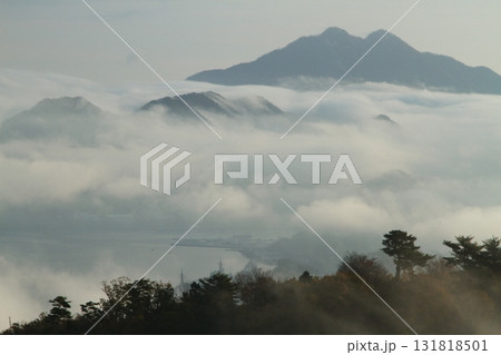 雲海に包まれた山 雲海に包まれた山 131818501