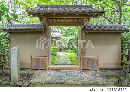 京都 嵯峨野の尼寺 如意山 厭離庵(百人一首編纂の小倉山荘跡)山門 右京区嵯峨二尊院門前 京都 嵯峨野の尼寺 如意山 厭離庵(百人一首編纂の小倉山荘跡)山門 右京区嵯峨二尊院門前 131818525