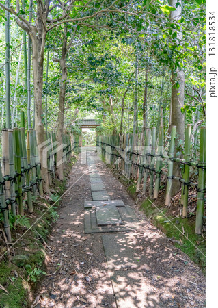 京都　嵯峨野の尼寺　如意山　厭離庵（百人一首編纂の小倉山荘跡）参道と山門　右京区嵯峨二尊院門前 131818534