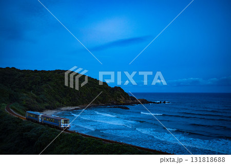 夜明けの青い空と海のローカル列車 131818688