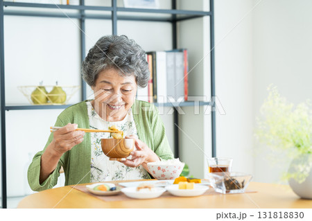 朝食を食べるシニアの女性 131818830