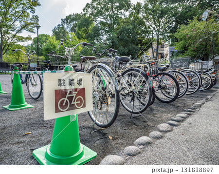 駐輪スペースを示す看板と自転車 131818897