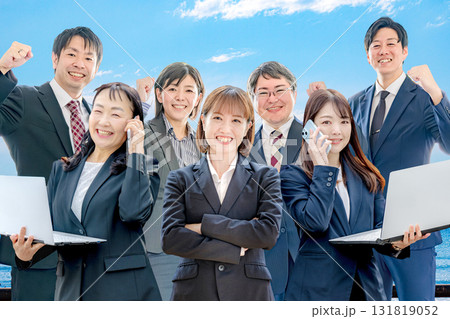 青空と大勢のビジネスチーム 131819052