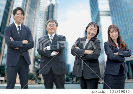 腕組みするビジネスチーム 131819059