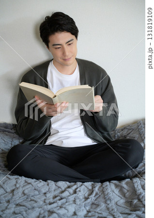 ベッドに座って本を読む男性 ベッドに座って本を読む男性 131819109