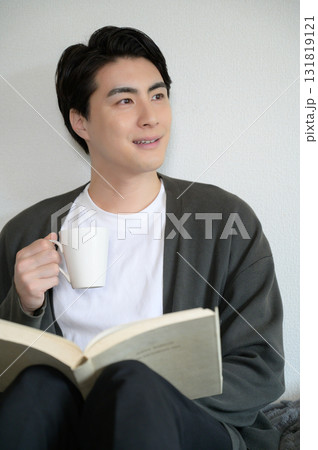 ベッドに座って本を読む男性 ベッドに座って本を読む男性 131819121