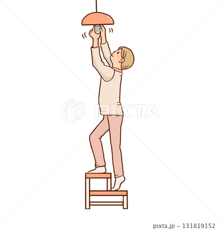 ふみ台を使い照明の電球を交換する人 131819152