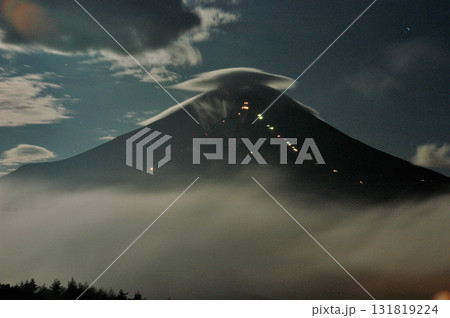 夏の夜の月明りと傘雲と登山者の明かり抱いた富士山 131819224